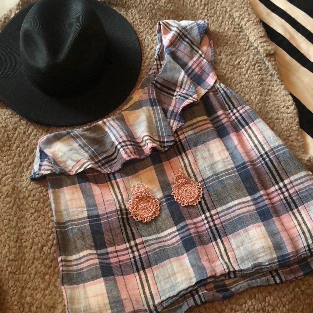 Cloth and Stone ruffle one shoulder top!